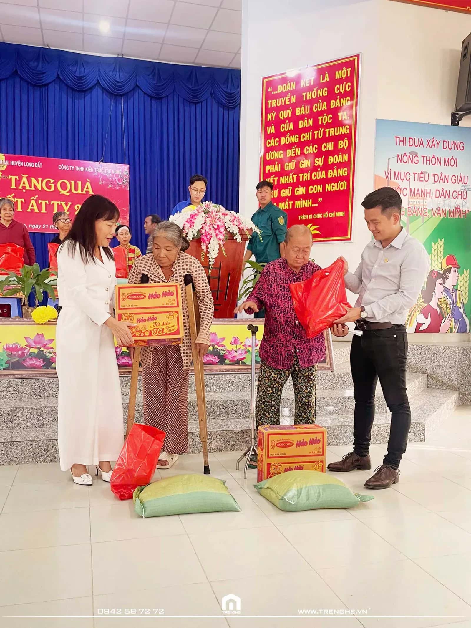 Những phần quà thiết thực được trao đến tay bà con