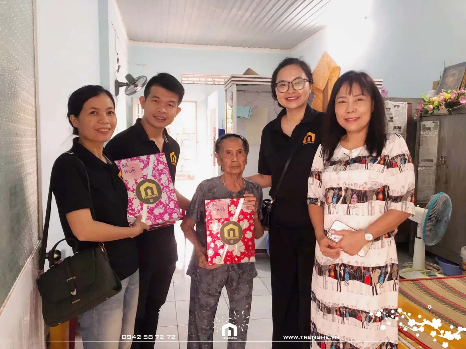 Tre Nghệ cùng ban lãnh đạo của nhà dưỡng lão trao quà cho các cụ