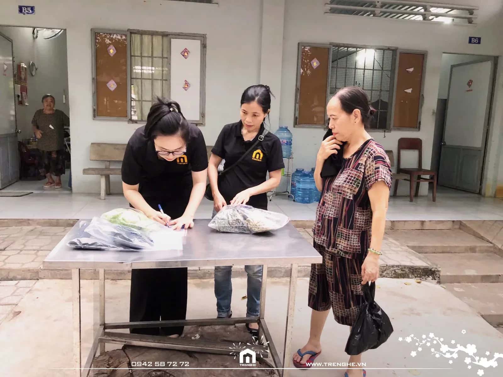 Đội ngũ Tre Nghệ tiến hành phân chia quà tại nhà dưỡng lão