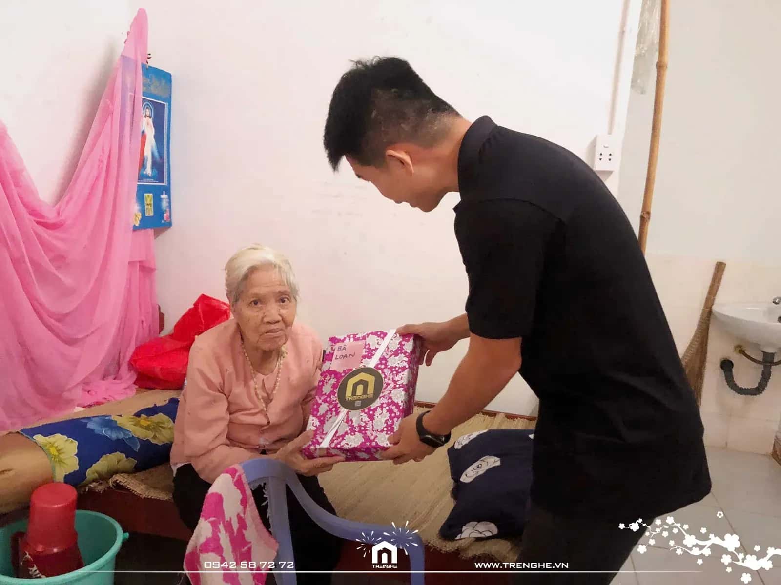 Tre Nghệ trao quà và cùng các cụ trò chuyện và hỏi thăm
