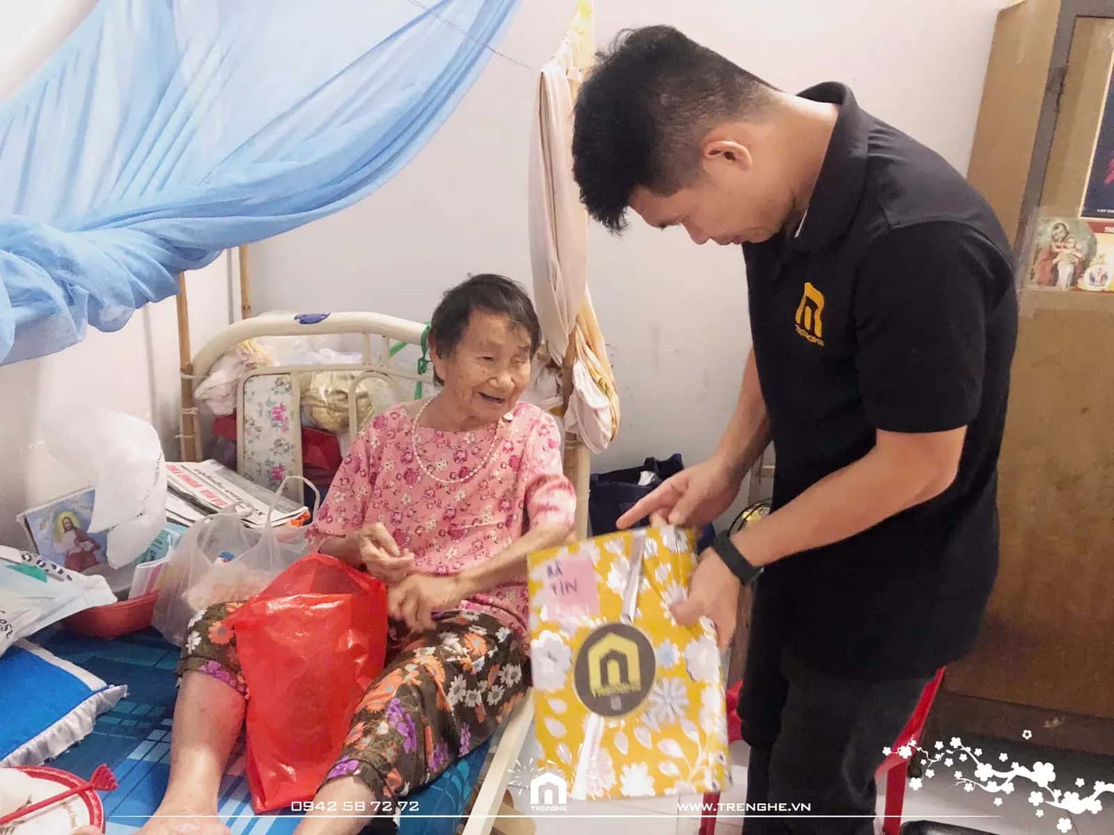Món quà trao tay cùng nụ cười tươi của các cụ là niềm động lực của Tre Nghệ