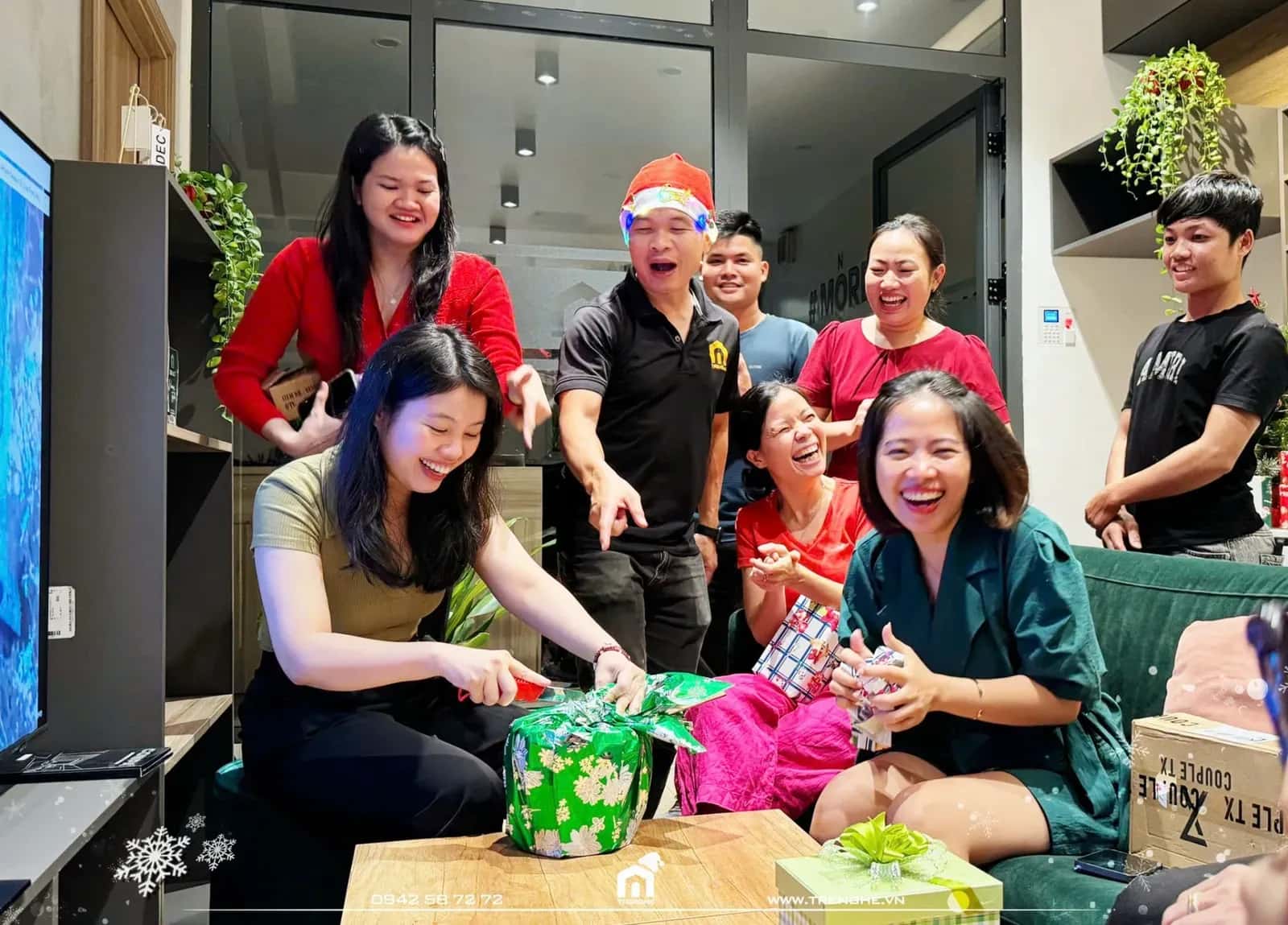 Gói quà bí mật lần lượt được khui ra trong ngày Giáng sinh Yêu thương
