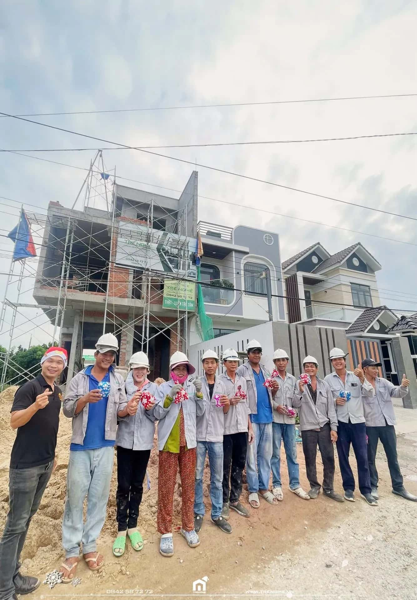 Những gói quà yêu thương được trao gửi tận tay anh chị em đội D’ Villa