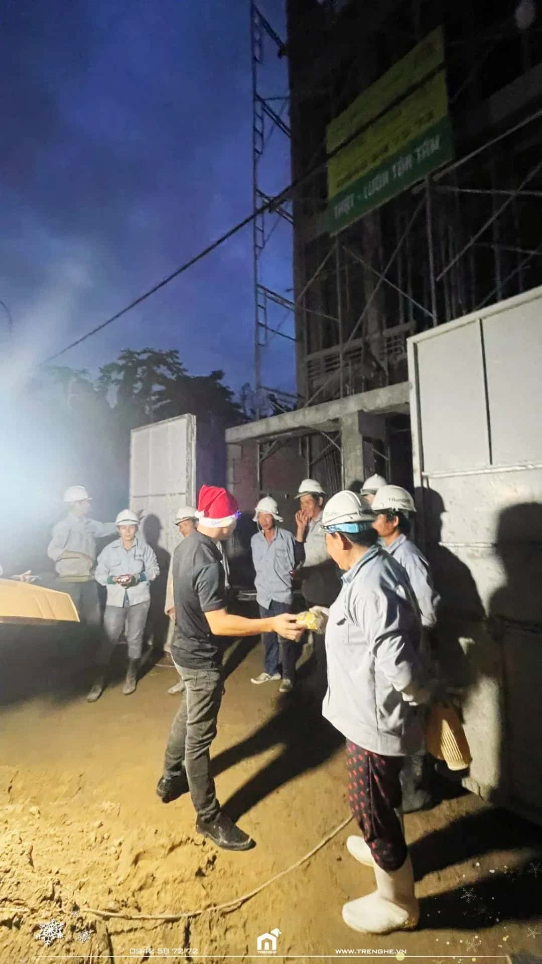 Mọi người xếp hàng lần lượt nhận quà