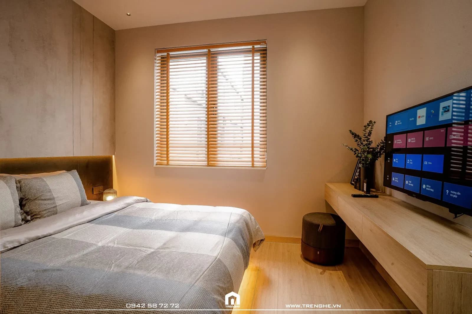 Cửa sổ và rèm sáo giúp phòng ngủ V’ House luôn thông thoáng