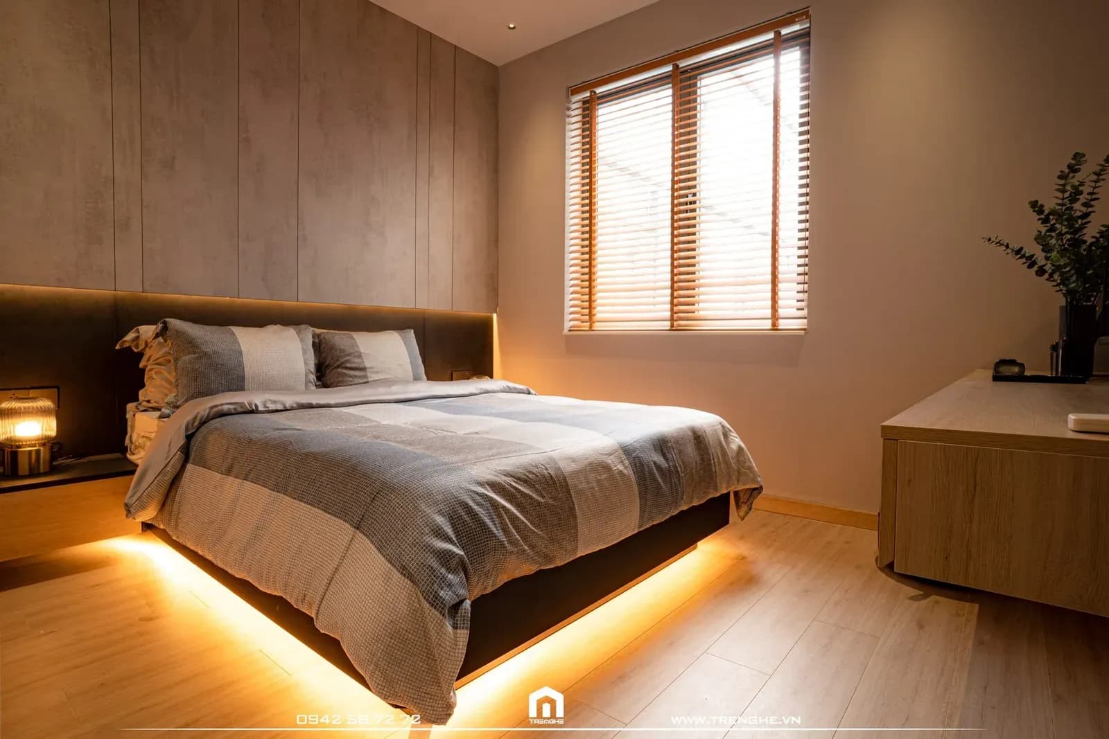 Nội thất phòng ngủ dự phòng tại V’ House sử dụng hệ đèn led hắt sàn ấn tượng
