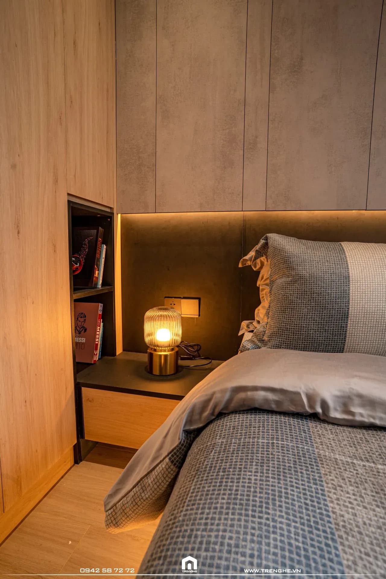 Hệ tủ đầu giường và kệ âm tường tại phòng ngủ V’ House