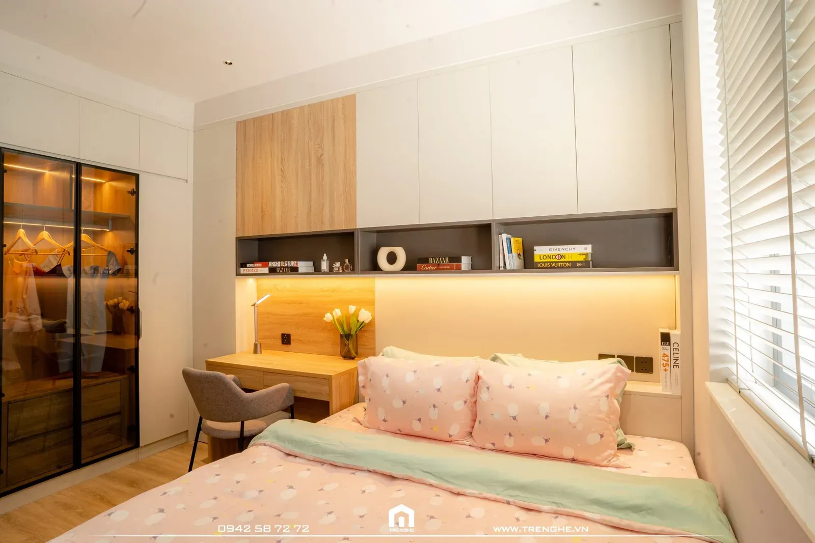 Tre Nghệ bố trí bàn học và hệ kể tủ đầu giường phòng ngủ V’ House
