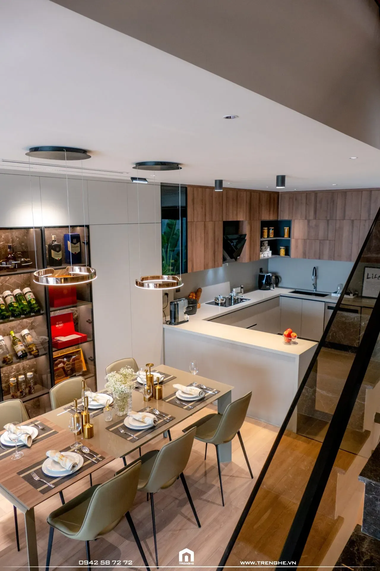 Bên cạnh bàn ăn nhà phố V’ House được Tre Nghệ bố trí tủ kính trưng bày rượu quý
