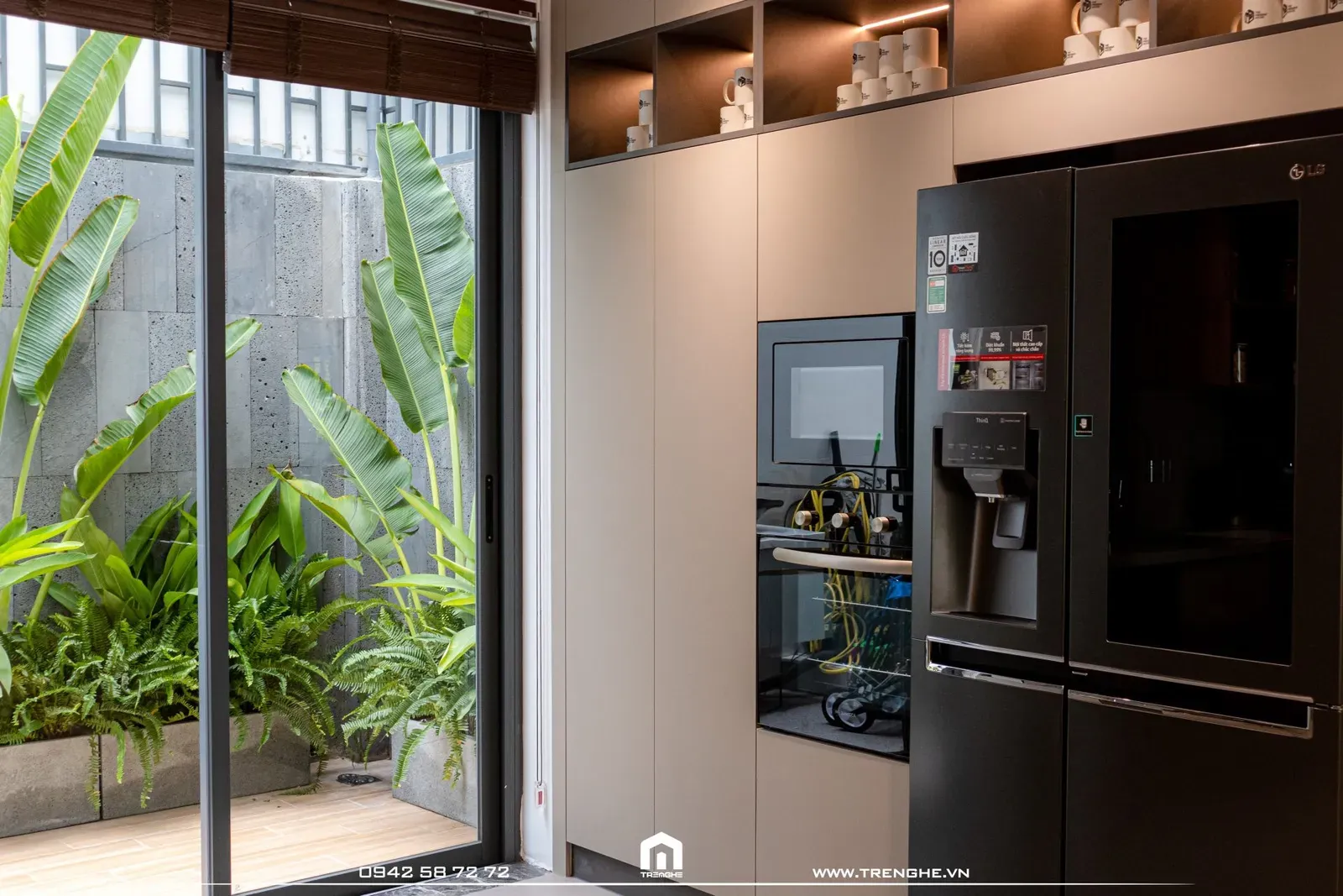 Vách cửa kính cường lực khổ lớn được bố trí tại gian bếp V’ House