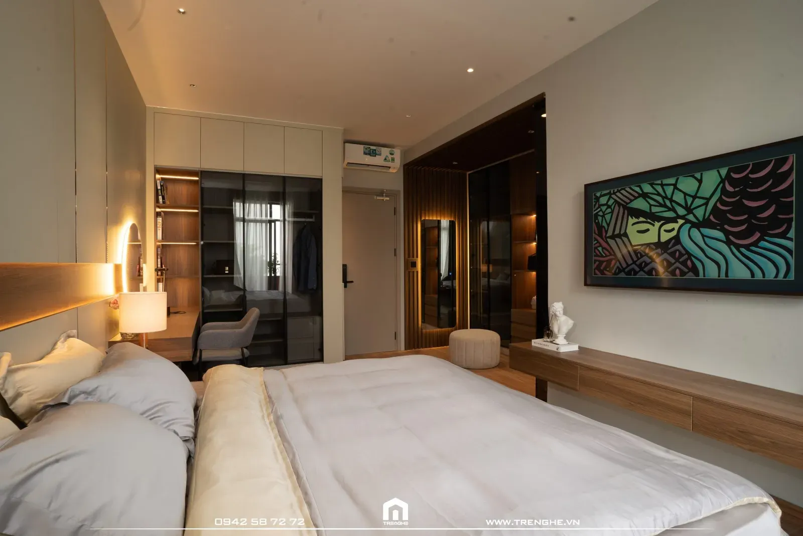 Giường ngủ king size tại phòng ngủ V’ House