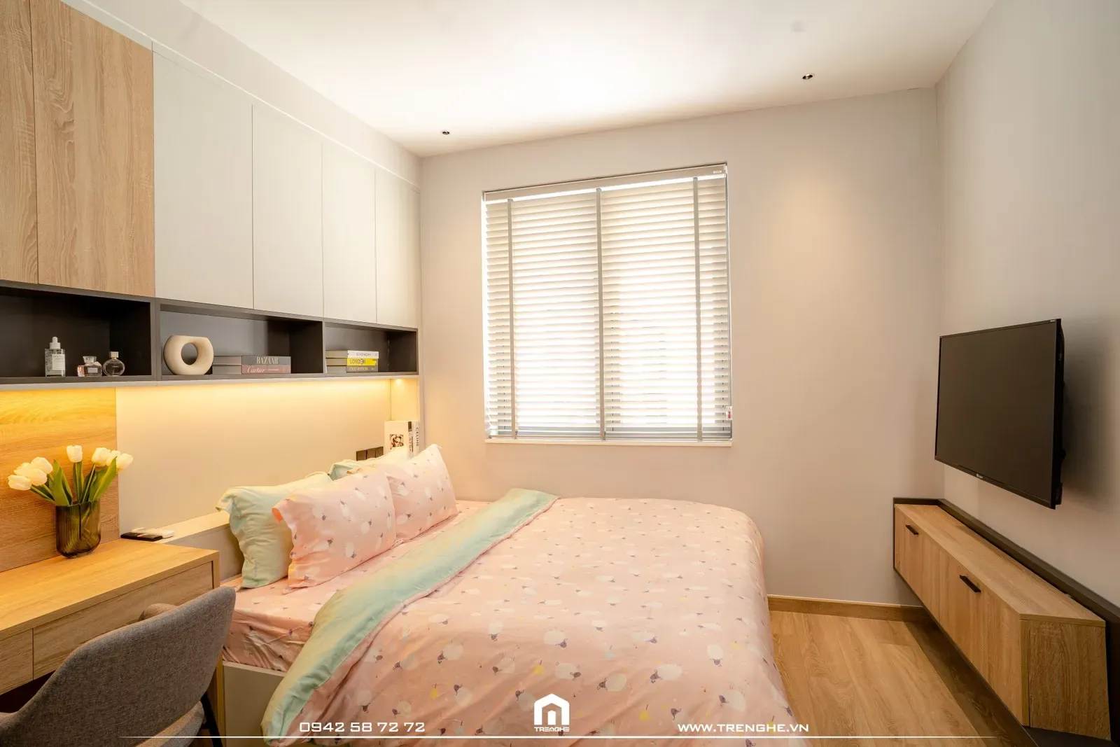 Phòng ngủ cho bé tại V’ House sử dụng nội thất tông pastel và nâu gỗ