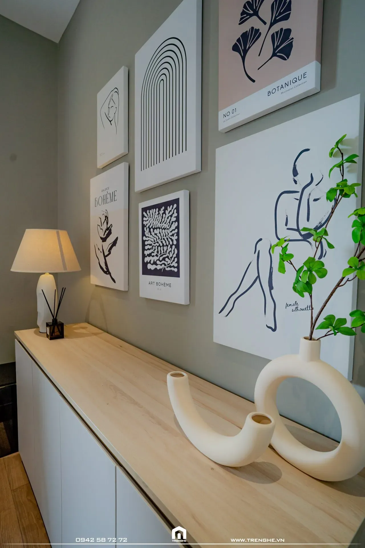 Hệ tủ kệ và tranh treo tường trang trí tại phòng tắm V’ House