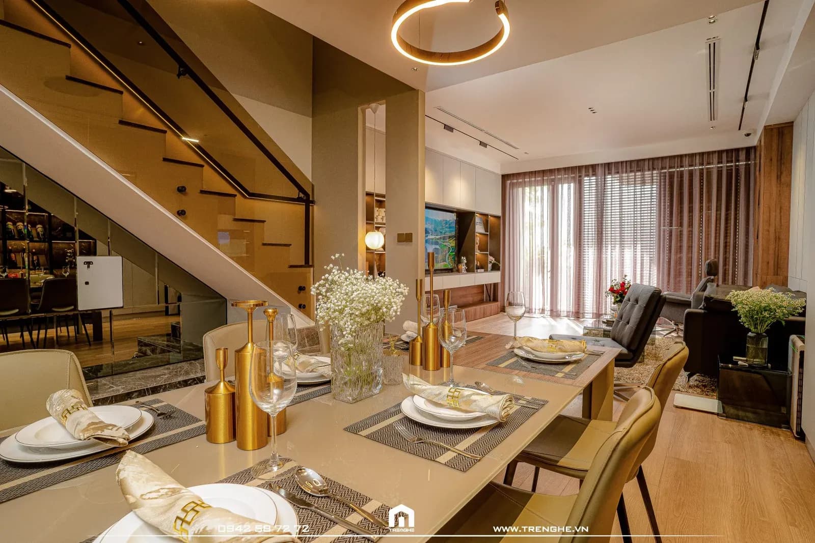 Bàn ăn nhà phố V’ House liên kết gian bếp và phòng khách