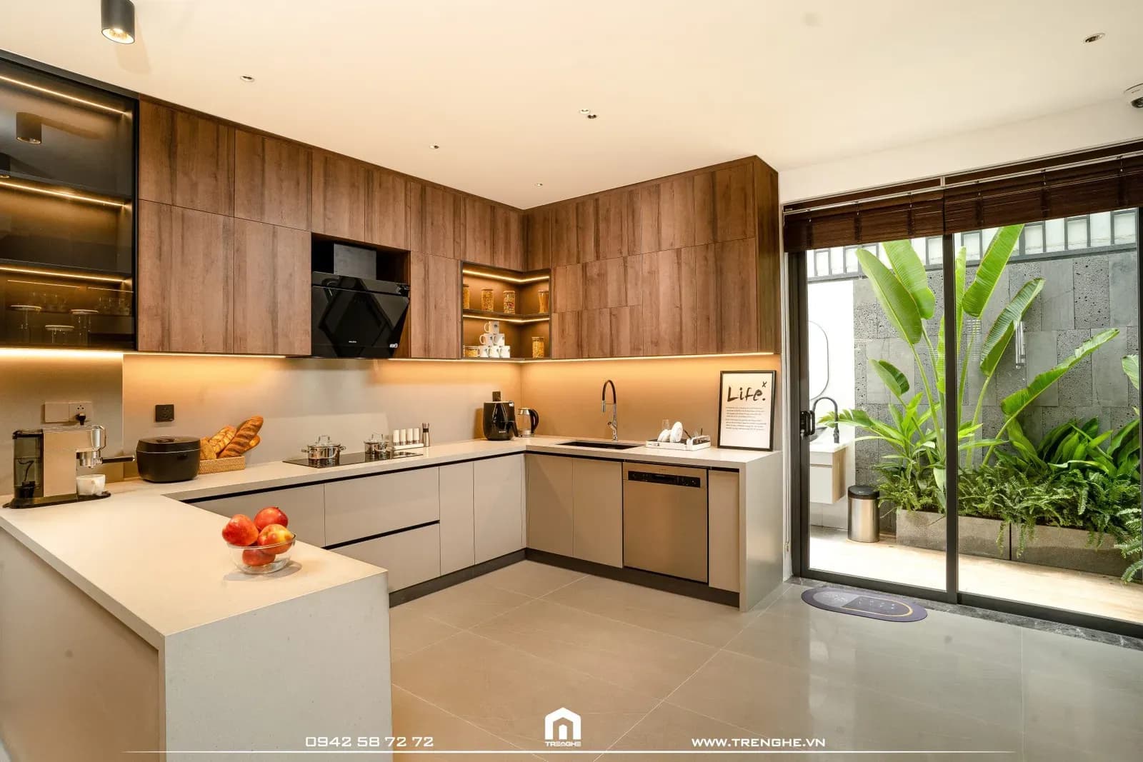 Nội thất khu vực bếp tại nhà phố V’ House