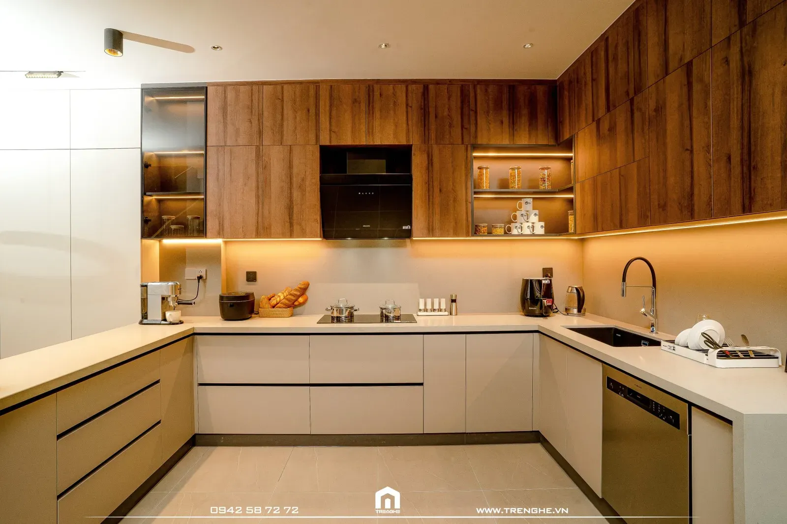 Hệ tủ bếp chữ U tại V’ House được bố trí trên và dưới