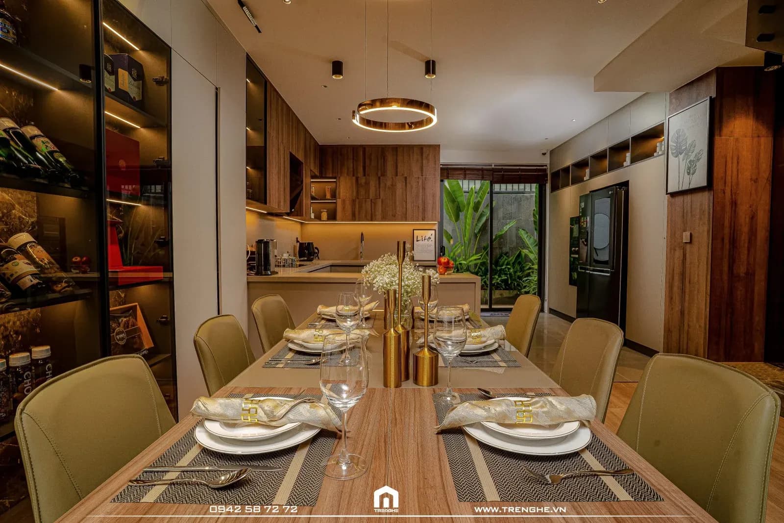 Quy mô bàn ăn tại V’ House vừa vặn với các thành viên trong gia đình
