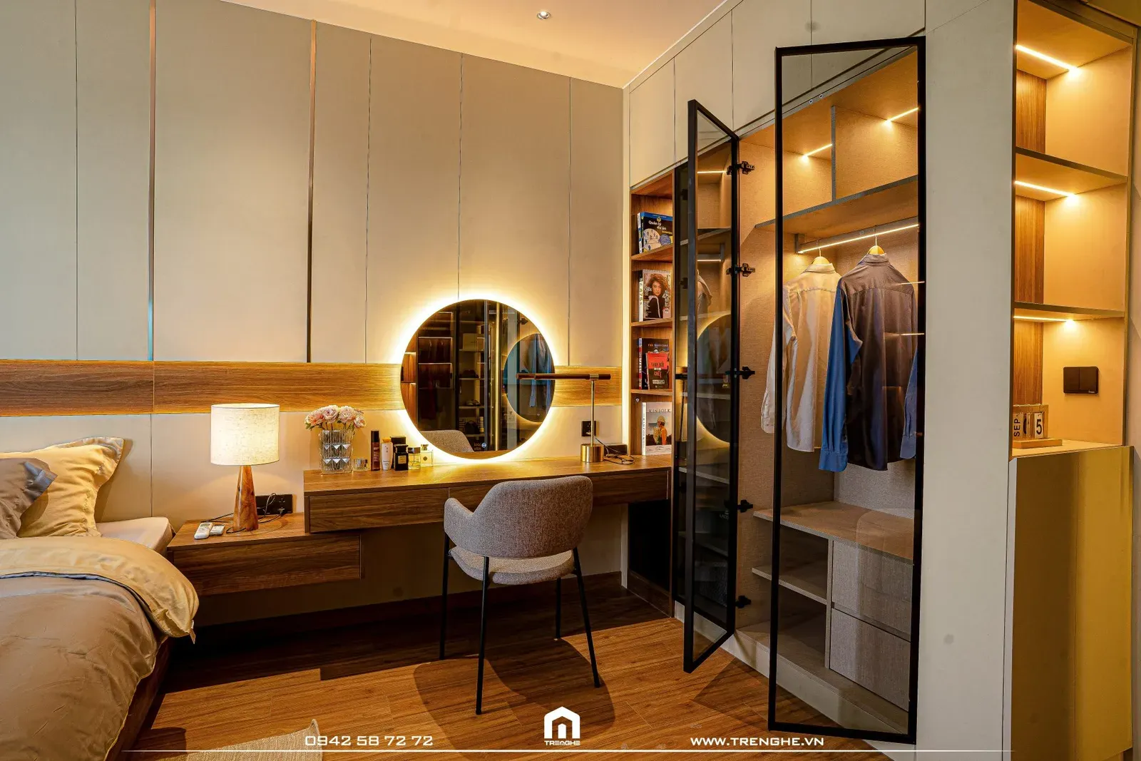 Bàn trang điểm và gương gắn led tại phòng ngủ master V’ House