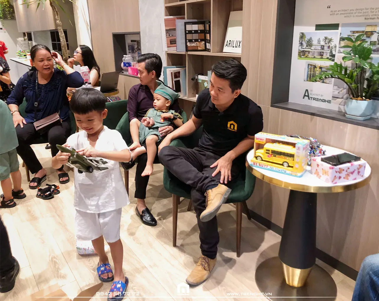 Em bé mở được món quà ưng ý