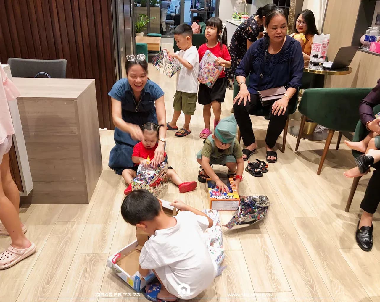 Những bàn tay nhỏ nhắn, ánh mắt chăm chút mở từng món quà của các bé