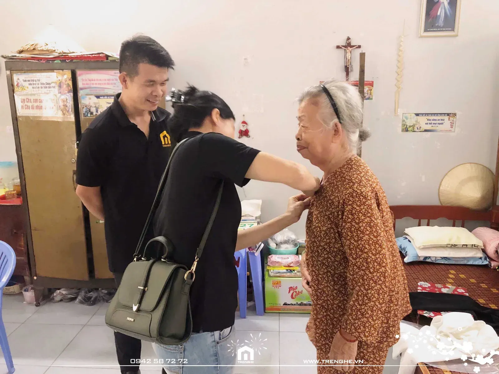 Cụ bà ướm thử chiếc áo mới vừa như in