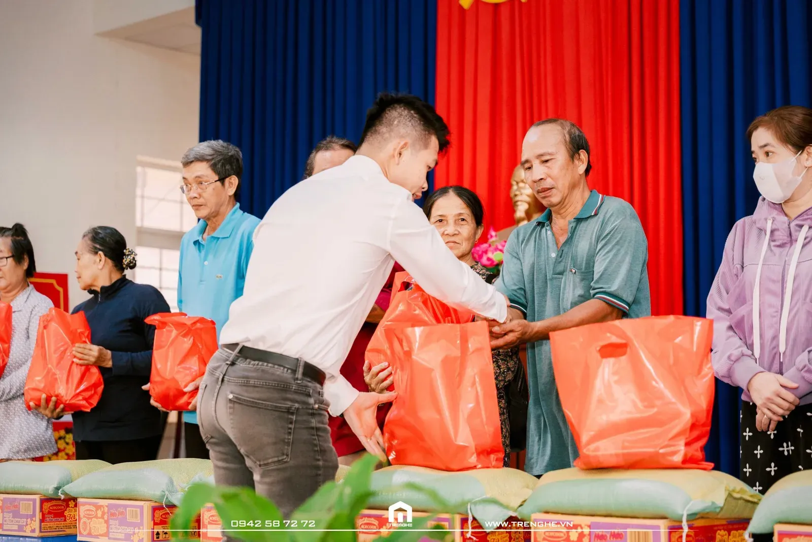 Mỗi món quà được chuẩn bị chu đáo để phần nào sẻ chia với bà con dịp xuân về