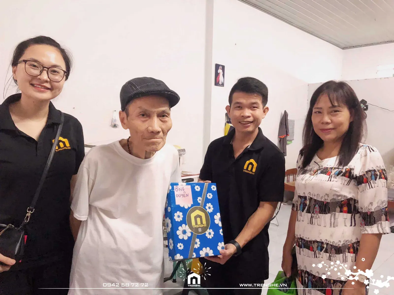 Những món quả nhỏ mang đến hạnh phúc lớn lao cho các cụ