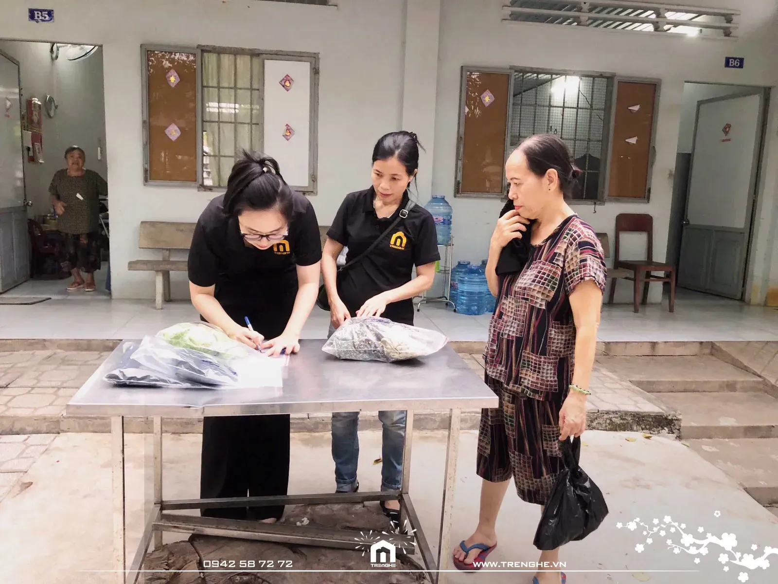 Đội ngũ Tre Nghệ tiến hành phân chia quà tại nhà dưỡng lão