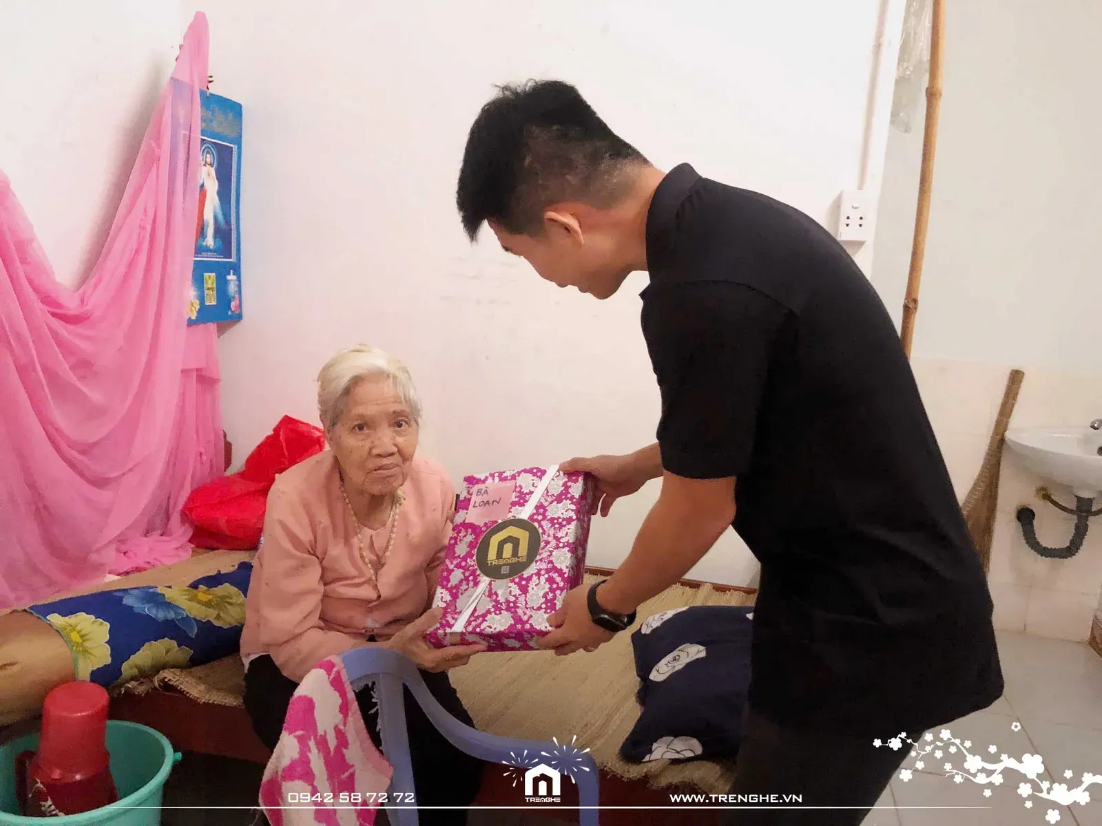 Tre Nghệ trao quà và cùng các cụ trò chuyện và hỏi thăm