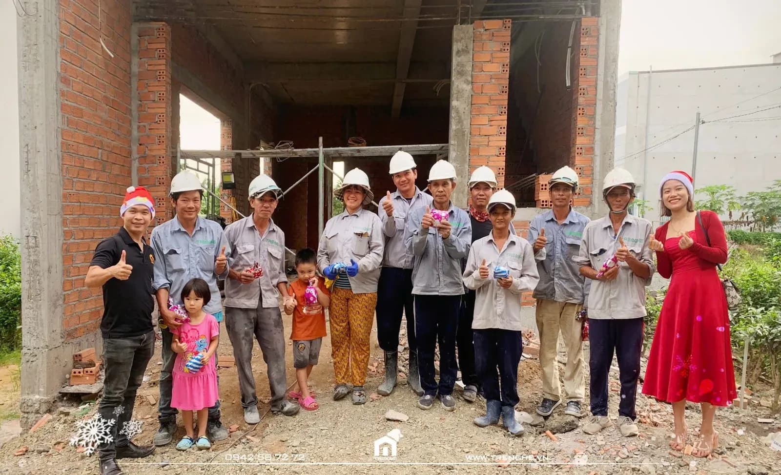Những gói quà giáng sinh an lành đến đội thi công T’ House
