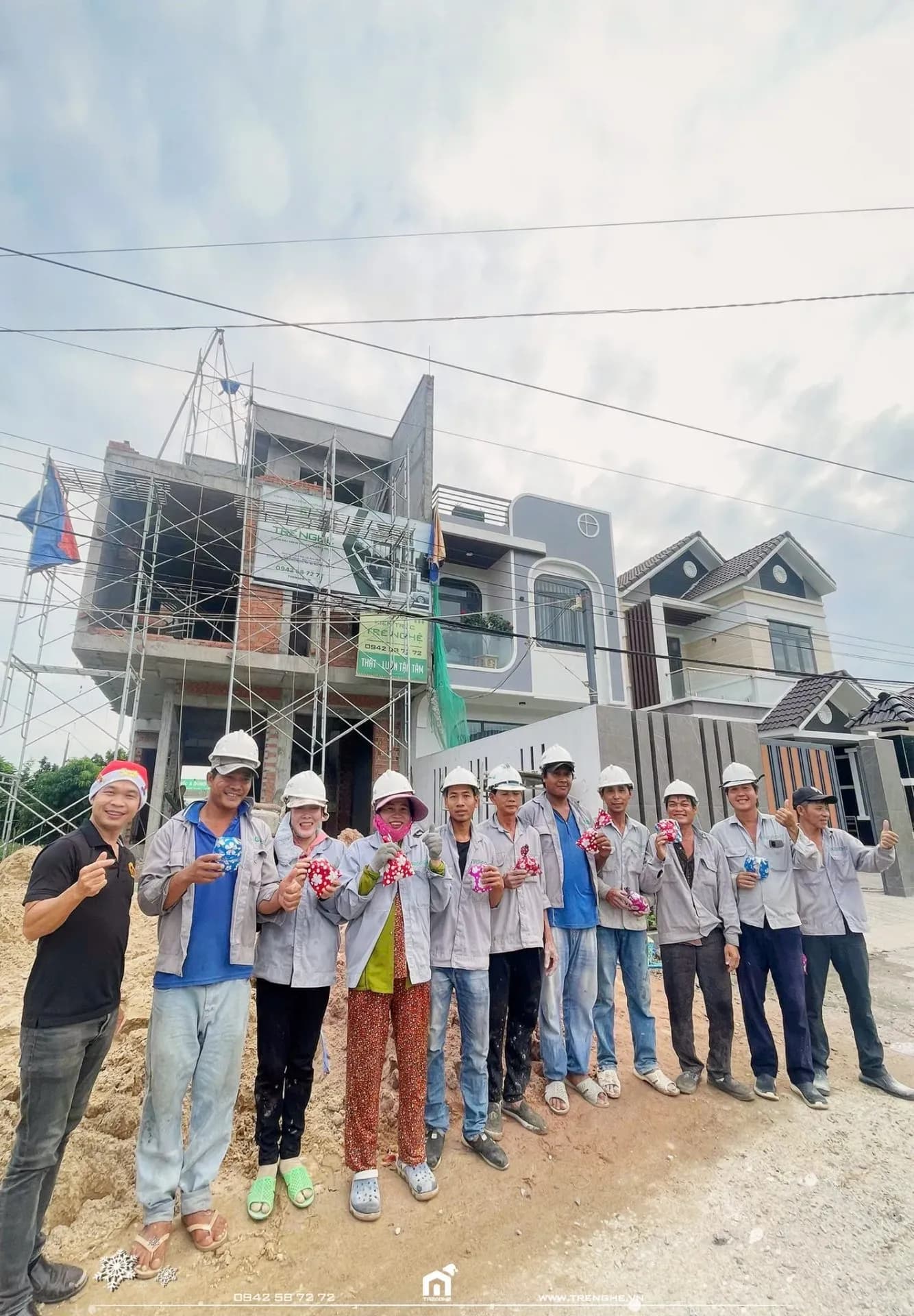 Những gói quà yêu thương được trao gửi tận tay anh chị em đội D’ Villa