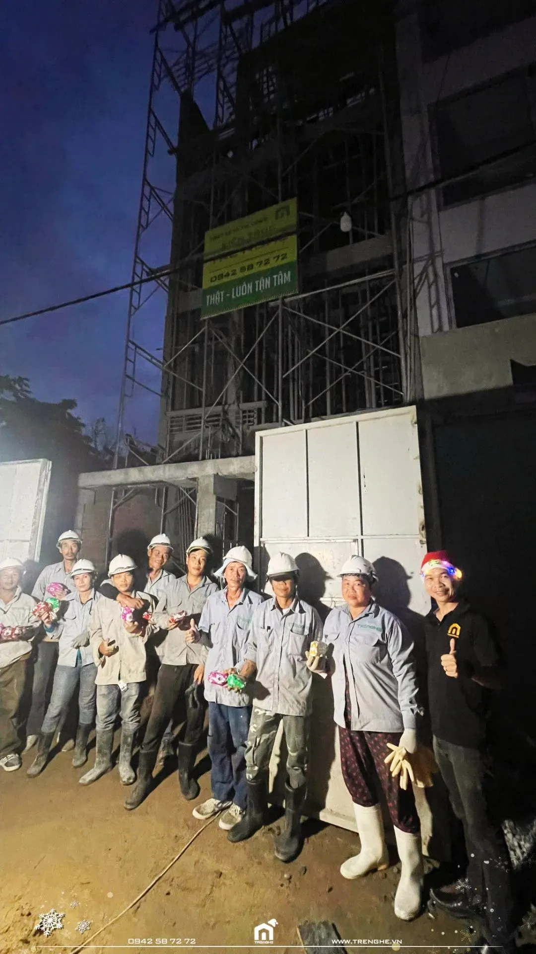 Không quản thời gian những gói quà vẫn đến tận tay anh chị đội thi công M’ Apartment