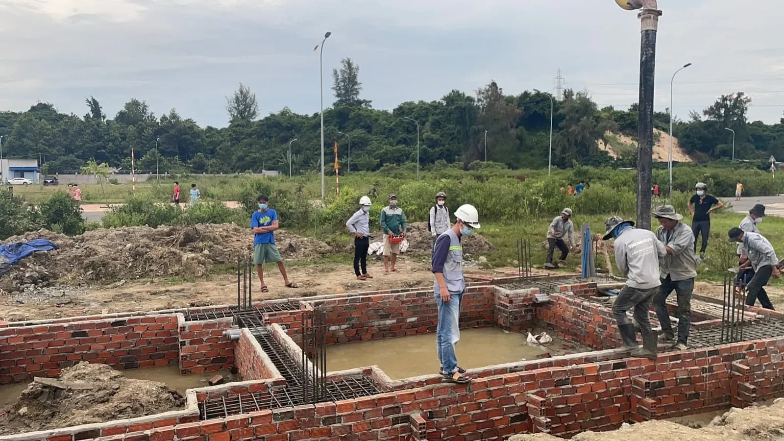 Tháo dỡ khuôn và xử lý móng nhà trước khi thi công phần thân