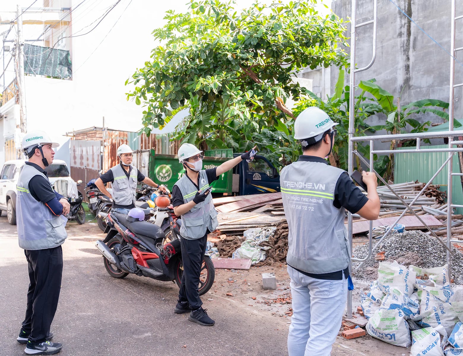 Kỹ sư Tre Nghệ mang đồ bảo hộ, trao đổi về an toàn tại công trường