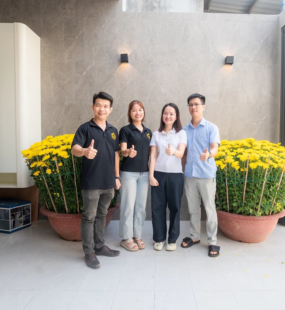 Gia chủ và đội ngũ Tre Nghệ trước ngôi nhà hoàn thiện