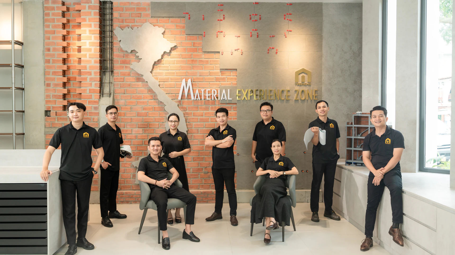 Đội ngũ quản lý Tre Nghệ trong đồng phục công ty tại Material Experience Zone