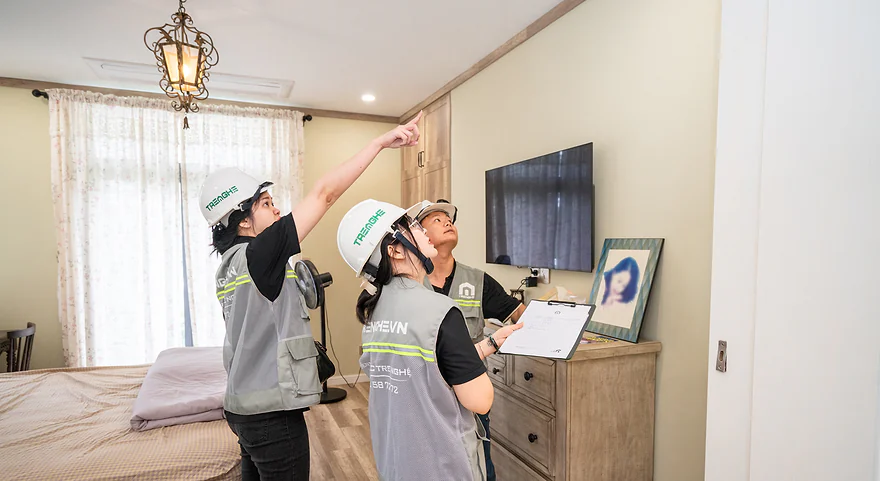 Nhân viên Tre Nghệ kiểm tra bảo trì ngôi nhà sau bàn giao