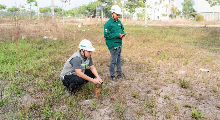 Kỹ sư Tre Nghệ khảo sát khu đất