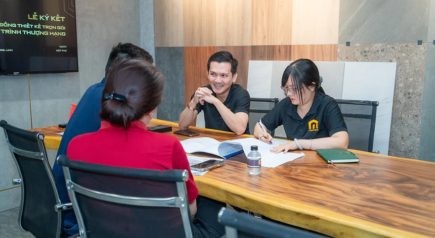 Tre Nghệ lắng nghe gia chủ tại văn phòng