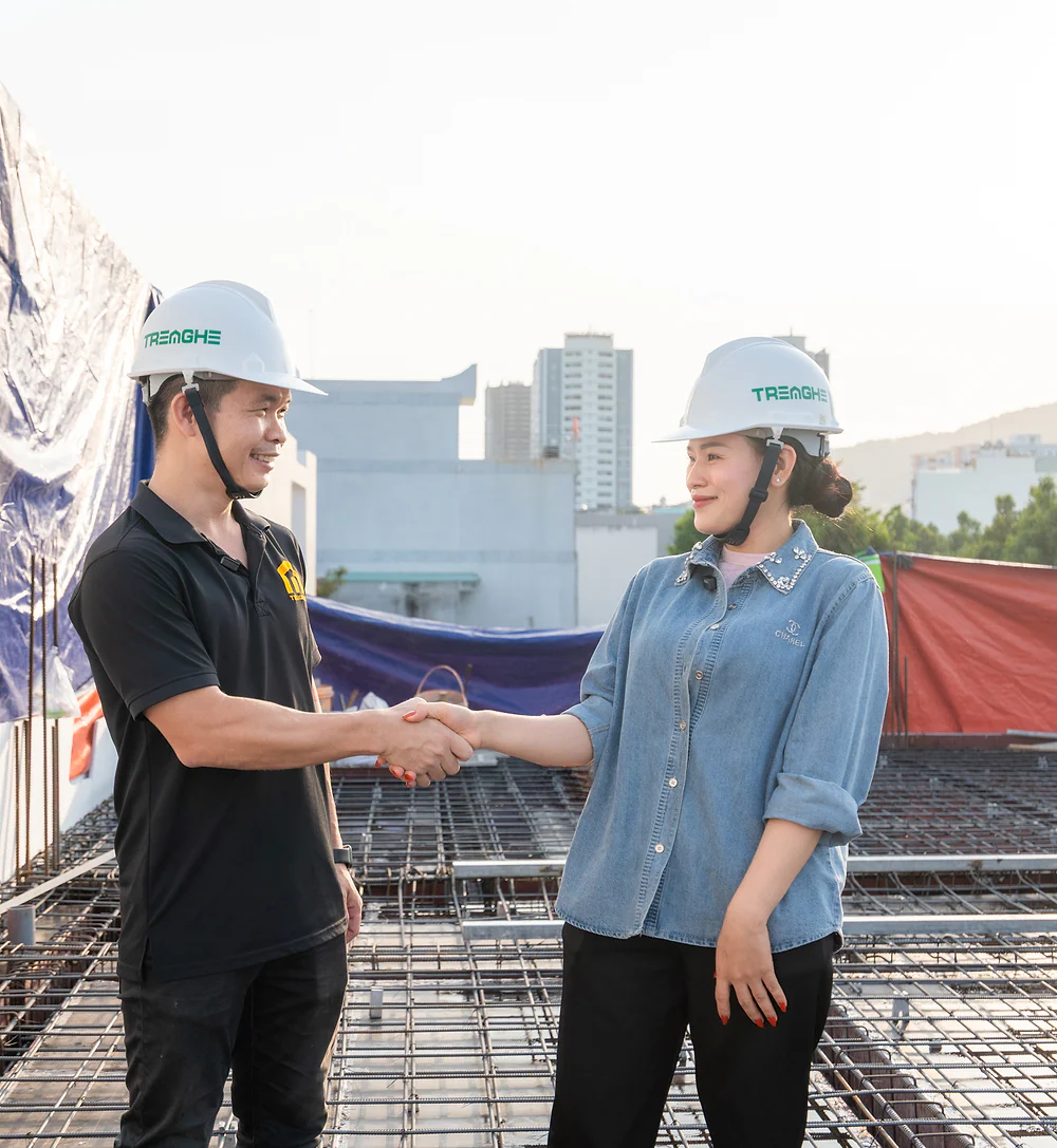 Gia chủ và kỹ sư Tre Nghệ bắt tay thống nhất tại công trường