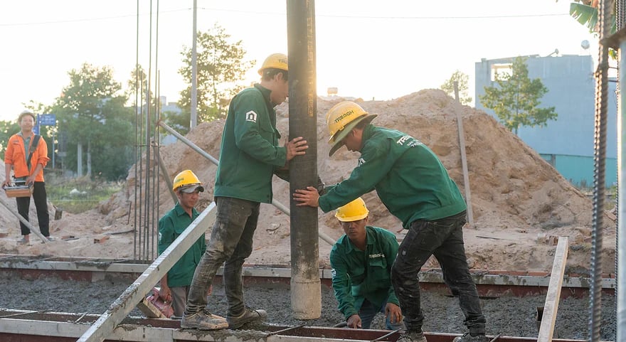 Đội thợ Tre Nghệ thi công bê tông móng