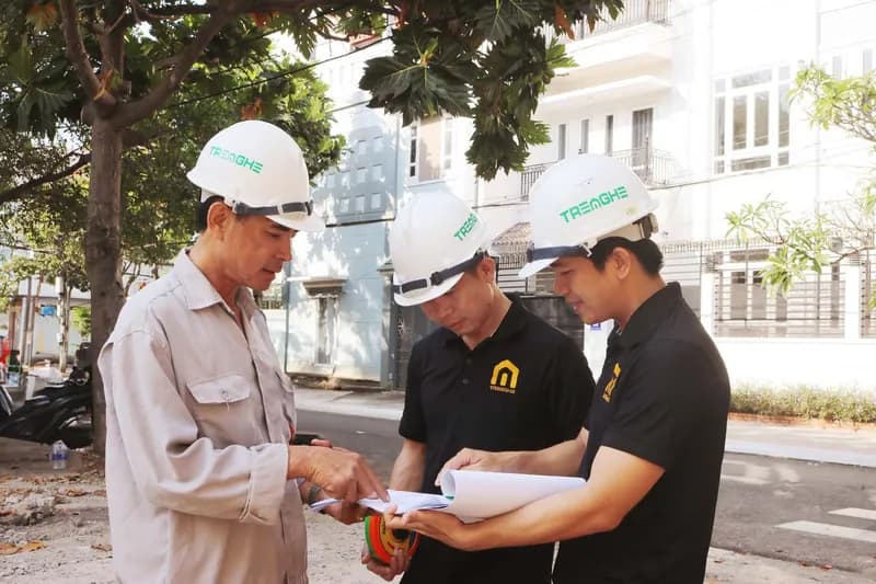 Kỹ sư Tre Nghệ trao đổi bản vẽ cùng chủ nhà ngay tại công trình