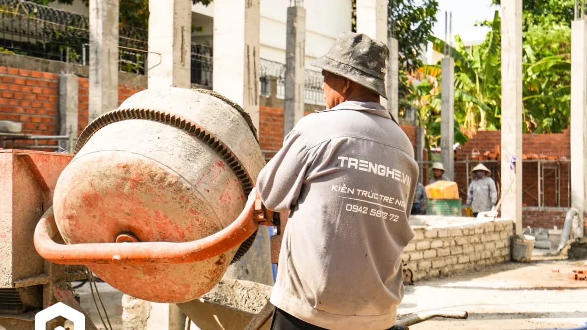 Thợ Tre Nghệ vận hành máy trộn vữa tại công trình thi công phần thô