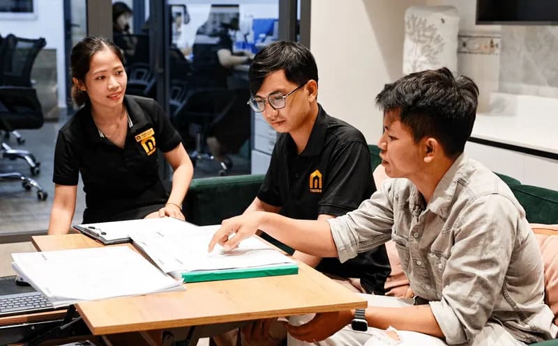 Kiến trúc sư Tre Nghệ lắng nghe yêu cầu của khách hàng
