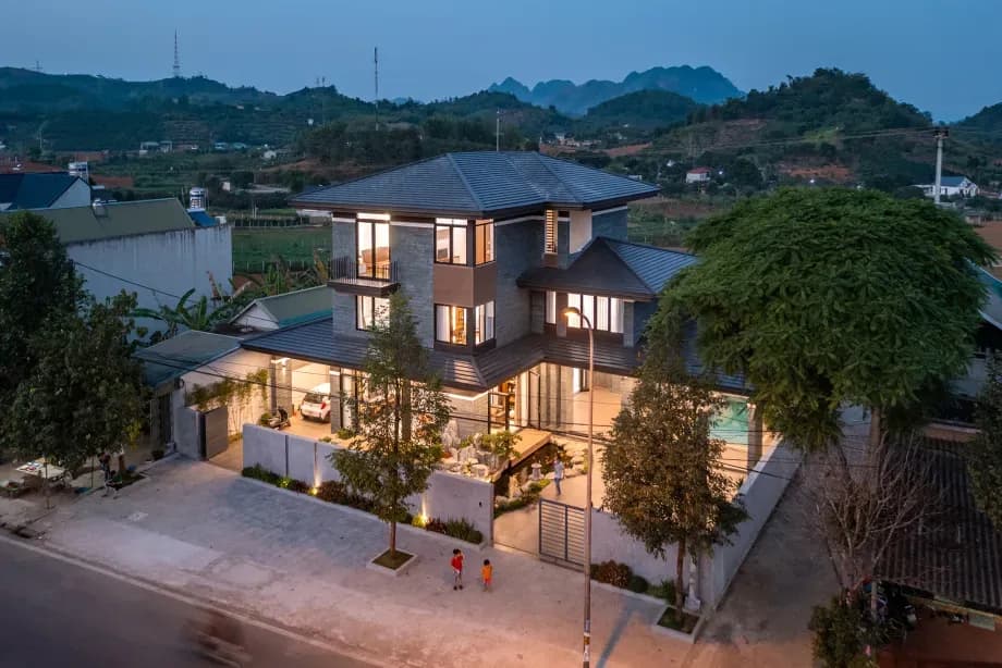Nhà mái Nhật 3 tầng có sân vườn riêng