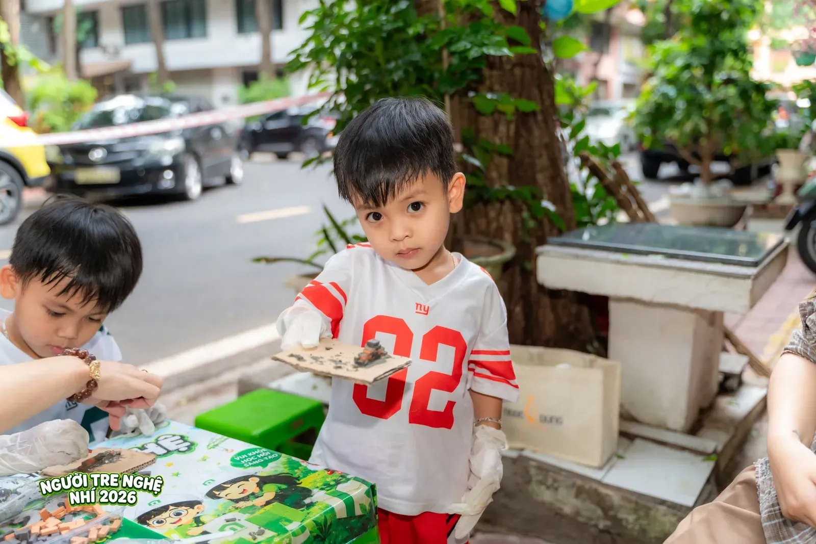 Ánh mắt chăm chú đầy tự hào của một "kiến trúc sư nhí" khi tự tay hoàn thiện tác phẩm sáng tạo cá nhân của mình.