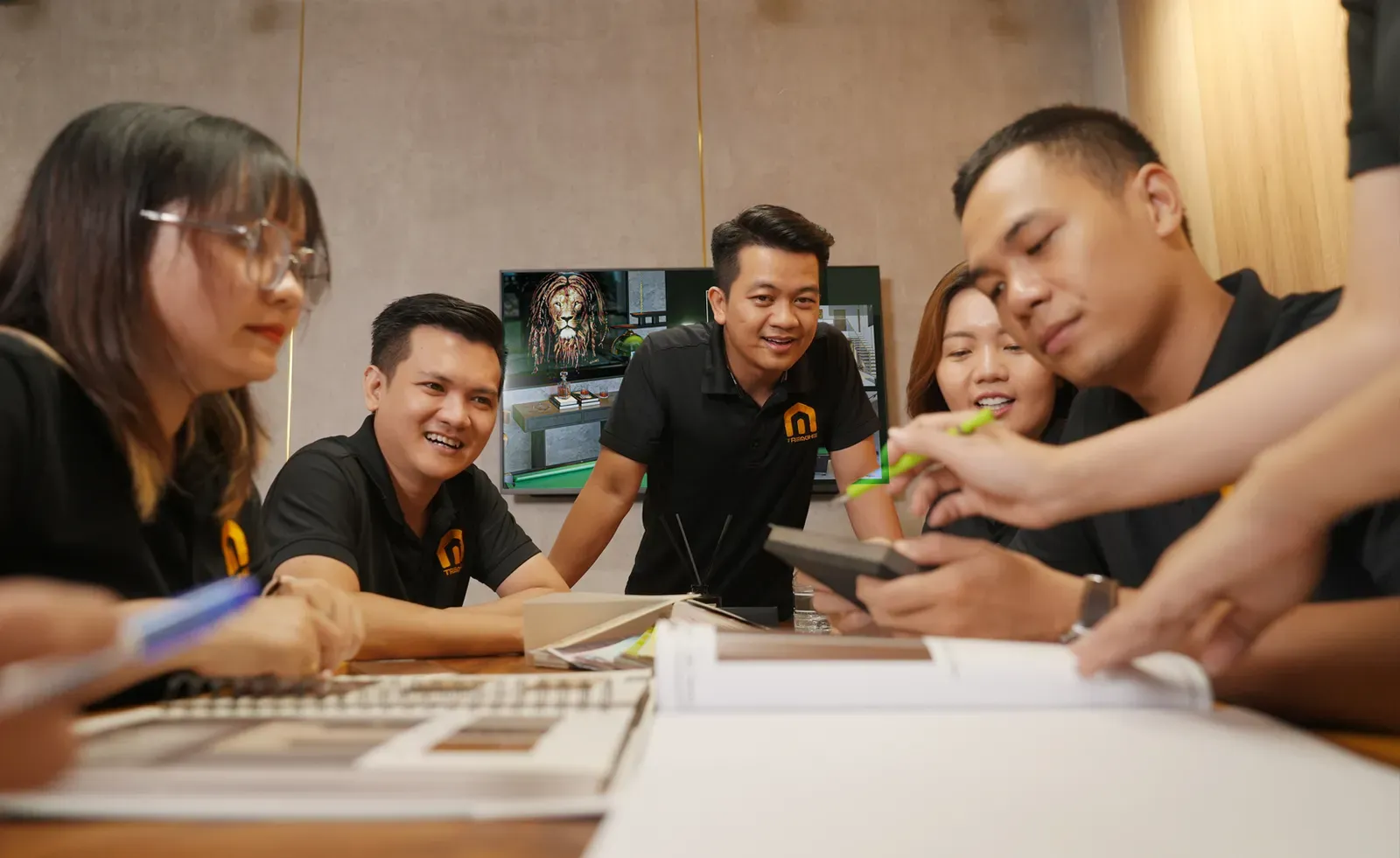 Dựa trên cách tổ chức thi công để so sánh báo giá