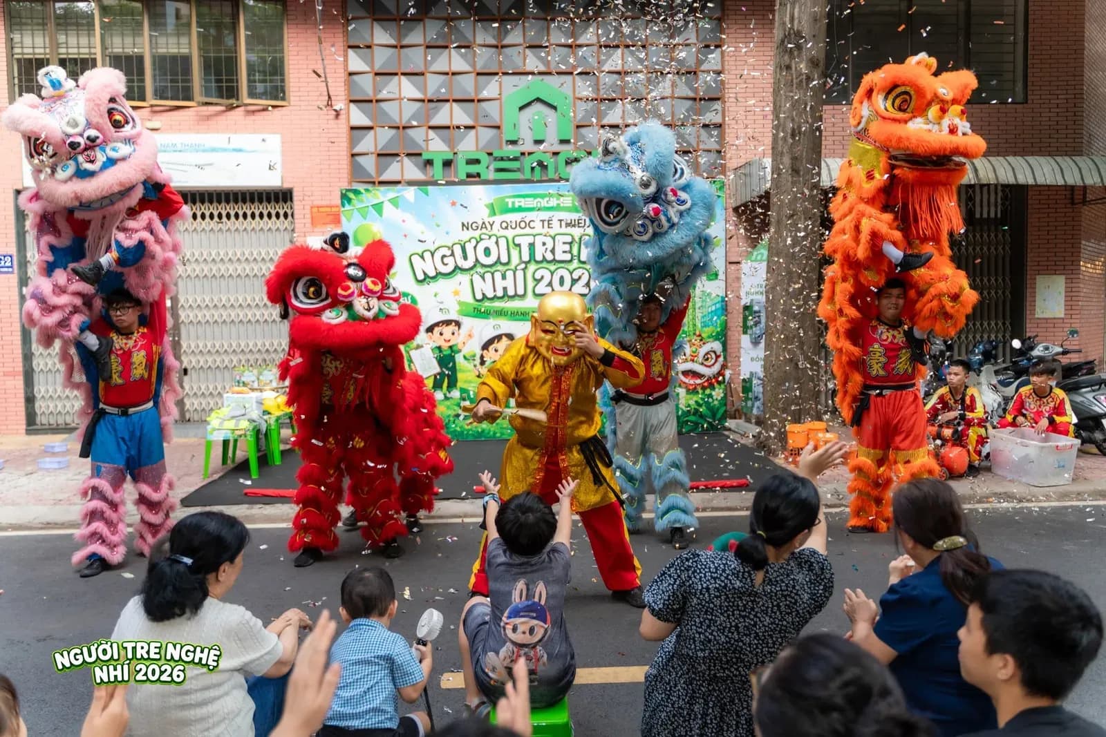 Bầu không khí bùng nổ, náo nhiệt với màn biểu diễn Lân Sư Rồng mãn nhãn trong tiếng vỗ tay reo hò của các bạn nhỏ.