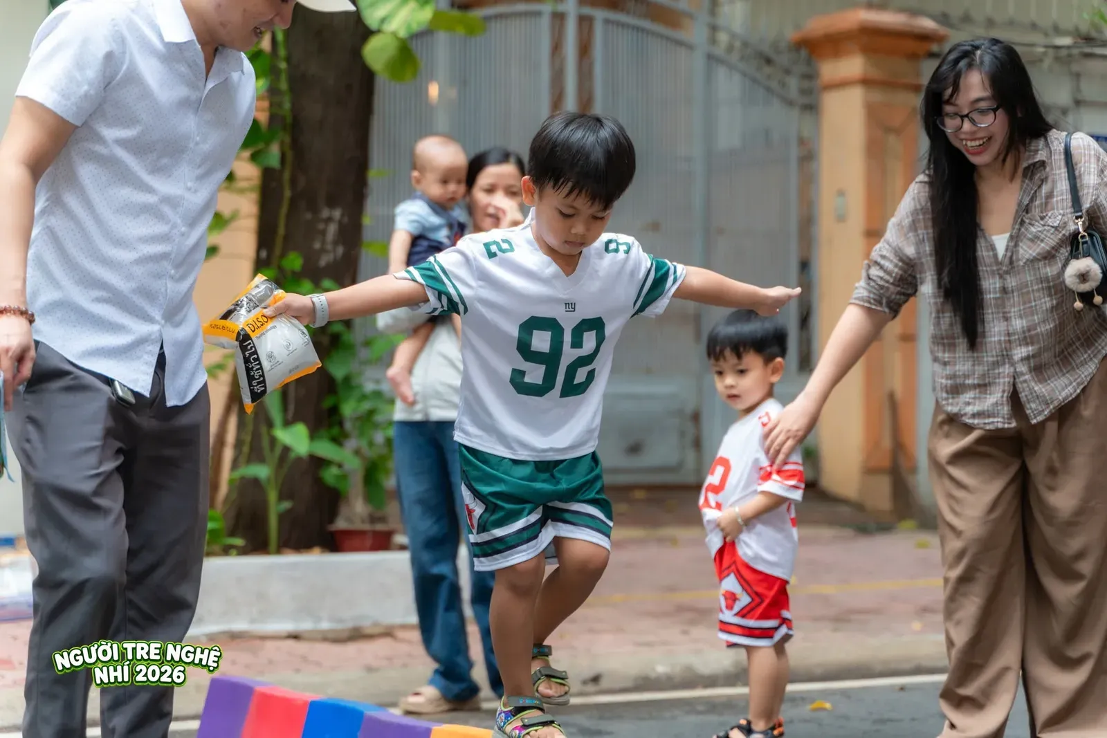 Các bạn nhỏ vô cùng hào hứng và tự tin tham gia thử thách mô phỏng công việc hằng ngày của ba mẹ.