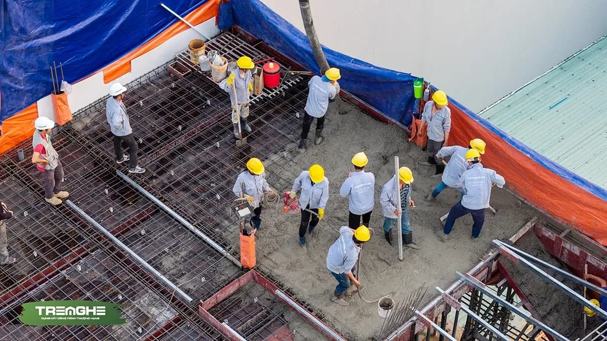 Các kỹ sư Tre Nghệ đang giám sát quá trình đổ bê tông tươi